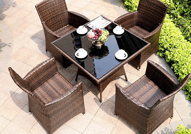 腾编家具厂家告诉你如何选择户外藤编桌椅休闲家具