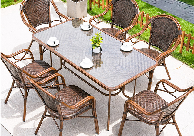 大家给个建议，这款藤编桌椅放在哪里比较合适？